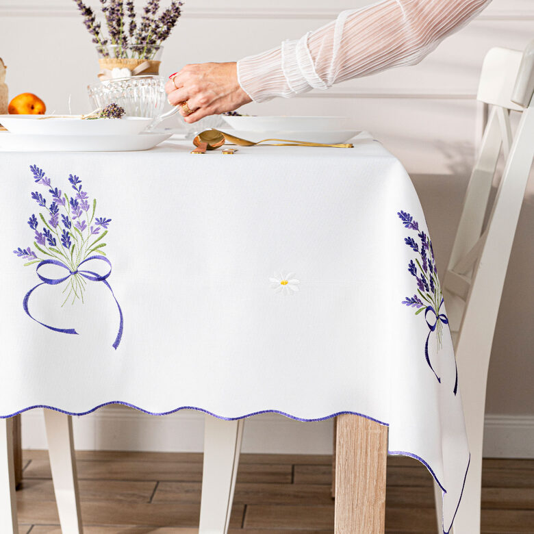 Tikitud laudlina LAVENDER GLADE, valge