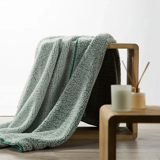 Pehme roheline/valge bukleekangast pleed Koala (150x200, 170x210, 200x220 cm)